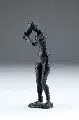Wilfried Fitzenreiter, Weiblicher Akt, sich die Haar bindend, 1980, Bronze, schwarz patiniert