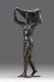 Herbert Volwahsen, Schreitender weiblicher Akt, ein ausgespanntes Tuch über den Kopf haltend, 1946, Bronze, dunkelbraun patiniert