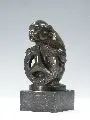 Otto Pilz, Affe mit Mercedes-Stern, Bronze, braun patiniert