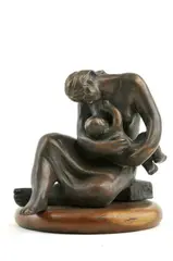 Matka s dieťaťom by Břetislav Benda, okolo 1930 (neskoršia edícia), bronz, drevený podstavec, sold Mar 2011