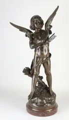 Groot antiek Frans bronzen figuur op marmeren basement, Amor, Groot antiek Frans bronzen figuur op marmeren basement