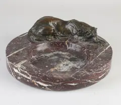 Art Deco presenteerschaal, 1925, Art Deco marmeren presenteerschaal met liggende bronzen hond