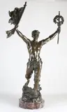 Man met vaandel by Zeer groot antiek Frans bronzen figuur op marmeren basement, Zeer groot antiek Frans bronzen figuur op marmeren basement, sold Apr 2021