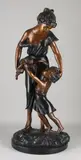 Groot bronzen figuur op marmeren basement, Vrouw met kinderen, Groot bronzen figuur op marmeren basement