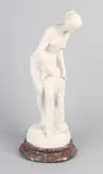 Naakte vrouw by Groot wit marmeren figuur op marmeren basement, Groot wit marmeren figuur op marmeren basement, sold Jul 2020