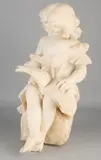 Groot antiek albasten figuur, Lezend meisje
