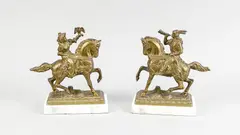 2x Beeldjes, Valkenier/Hoornblazer, Twee metaalgegoten beelden op marmeren basement