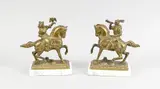 2x Beeldjes, Valkenier/Hoornblazer, Twee metaalgegoten beelden op marmeren basement