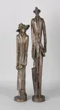 Twee grote moderne bronzen figuren, Dame en heer
