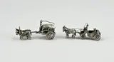2 Zilveren miniaturen, met paarden, En een koets met 2 paarden en 3 figuren