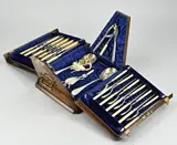 1900 by Engels kistje met plated bestek, Antiek Engelse bestekkist van mahoniehout met gegraveerd plated bestek, sold Apr 2025