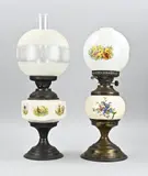 2x Petroleumlamp, H 51 - 56 cm., Twee oude petroleumlampen met keramieken reservoir + wildvoorstelling decor