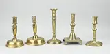 H 20 - 24 cm. by Vijf diverse antieke kaarskandelaren van brons, Vijf diverse antieke kaarskandelaren van brons, sold Apr 2025