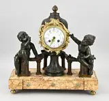 1900 by compositie metaal Antiek Frans marmeren pendule met putti, Antiek Frans marmeren pendule met putti, compositie metaal, sold Apr 2025