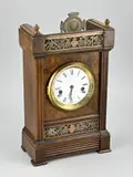 1900 by Antiek Amerikaanse tafelklok van notenhout met messing, Antiek Amerikaanse tafelklok van notenhout met messing, sold Apr 2025
