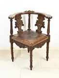 Antieke hoekstoel, 1880, Antieke historisme hoekstoel van notenhout, met snijwerk en lederen zitting