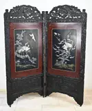 185 x 160 x 6 cm. by dubbelzijdig bewerkt Chinees kamerscherm van hout Groot, Groot, dubbelzijdig bewerkt Chinees kamerscherm van hout, sold Apr 2025