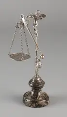 Zilveren engel, weegschaal, Kleine zilveren weegschaal, 835/000, vastgehouden door een engel geplaatst op een marmeren rond voetje