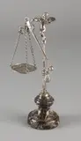 Zilveren engel, weegschaal, Kleine zilveren weegschaal, 835/000, vastgehouden door een engel geplaatst op een marmeren rond voetje