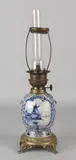 1900 by Antiek Delfts petroleumlampje, Klein antiek Delfts keramieken petroleumlampje met messing voet en hanen decor, sold Jul 2018