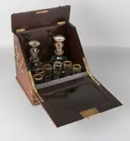 Likeur keldertje, 1880, Antiek Frans likeurkeldertje van notenhout met messing beslag, parelachtige sierstenen en porseleinen plaquette