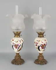 2x Petroleumlampen, ca. 1890, Twee antieke Duitse keramieken petroleumlampen met bloemen en goud decor + gebloemde gematteerde glazen kappen
