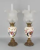 2x Petroleumlampen, ca. 1890, Twee antieke Duitse keramieken petroleumlampen met bloemen en goud decor + gebloemde gematteerde glazen kappen