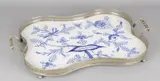Keramieken dienblad, Zwiebelmuster, Antiek keramieken dienblad met vernikkelde omranding en Zwiebelmuster-decor
