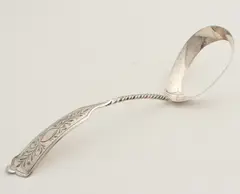 Zilveren eierlepel, getorste steel, Zilveren eierlepel, 835/000, met een deels getorste steel met puntige steel versierd met Biedermeier gravure