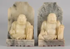2x Boekensteun, Boedha., Twee antieke Chinese marmeren boekensteunen met lachende boedha's