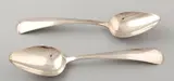 2 Zilveren opdienlepels, Haags lofje, Voorzien van monogramgravure