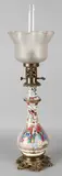 Chinees Kantonese olielamp, kap + pijp, Complete 19e eeuwse Chinese Kantonese porseleinen petroleum stalamp met brons en figurendecors