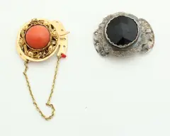 Twee sloten, goud en zilver, En een zilveren sluiting, 835/000, met geschulpte rand met gravures, voorzien van