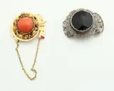 Twee sloten, goud en zilver, En een zilveren sluiting, 835/000, met geschulpte rand met gravures, voorzien van