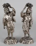2 Japanse beeldjes, 19e eeuw, Twee gesigneerde Japanse plated metalen figuren, met sprokkelhout, omstreeks 1900 in goede staat 25cm Cond;G