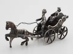 Zilveren koets, 2 personen, Zilveren open koets, miniatuur, 835/000 met 1 paard, man op de bok en jonkvrouw in de koets
