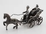 Zilveren koets, 2 personen, Zilveren open koets, miniatuur, 835/000 met 1 paard, man op de bok en jonkvrouw in de koets