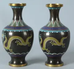 2 Cloissone vazen, 20e eeuw, Twee oude antieke Cloissone vazen met drakendecor, fijne kwaliteit(vaas iets beschadigd bovenrand) 25,5x12ø Cond:R/G
