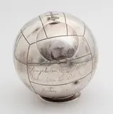 vorm van een bal by Zilveren doos in de vorm van een bal, Voorzien van gravures, sold Oct 2015