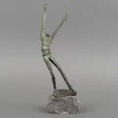 Jits Bakker, figuur met uitgestrekte armen, bronze