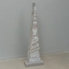 Eduard van Rooij, driehoekige paal met dierfiguren in reliëf