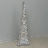 Eduard van Rooij, driehoekige paal met dierfiguren in reliëf
