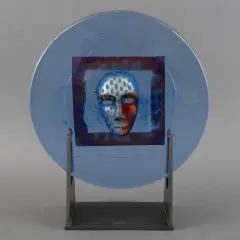 Bertil Vallien, polychrome glazen sculptuur: schijf met masker, polychrome glass sculpture: disc with mask