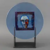 Bertil Vallien, polychrome glazen sculptuur: schijf met masker, polychrome glass sculpture: disc with mask