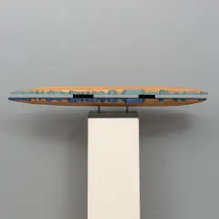 Martine Kramer, abstracte deels blauwgeschilderd houten sculptuur