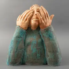 Sjer Jacobs, figuur met handen voor het gezicht, ceramic