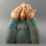 Sjer Jacobs, figuur met handen voor het gezicht, ceramic