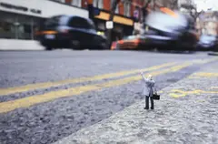 Slinkachu, Taxi!, 2009, tirage photographique numérique à jet d'encre sur papier Fuji