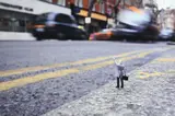 Slinkachu, Taxi!, 2009, tirage photographique numérique à jet d'encre sur papier Fuji