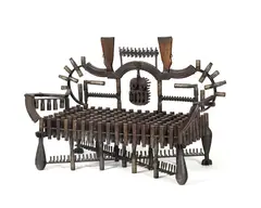 Goncalo Mbunda, banc, sculpture en technique mixte (armes de guerre décommissionnées)